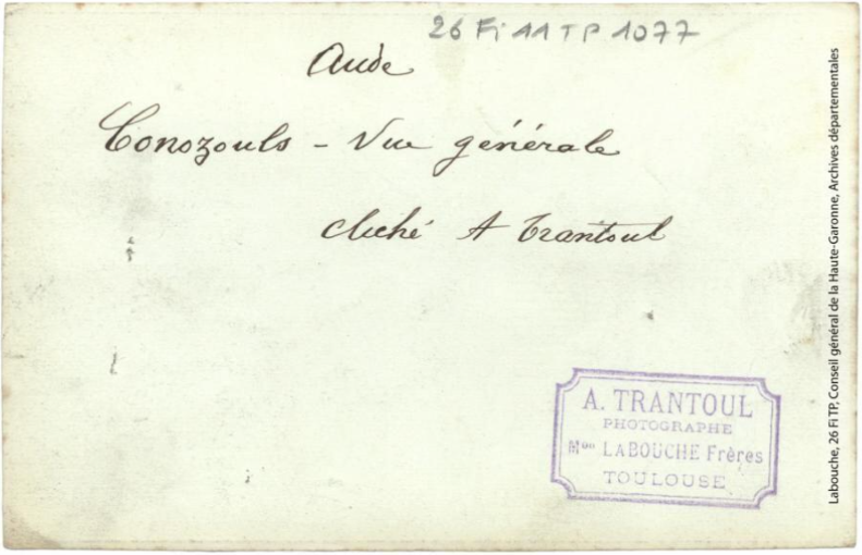 Aude. [128]. Conozouls [Counozouls] : vue générale / photographie Amédée Trantoul (1837-1910). - Toulouse : maison Labouche frères, [entre 1900 et 1910]. - Photographie (1900/1910) - verso